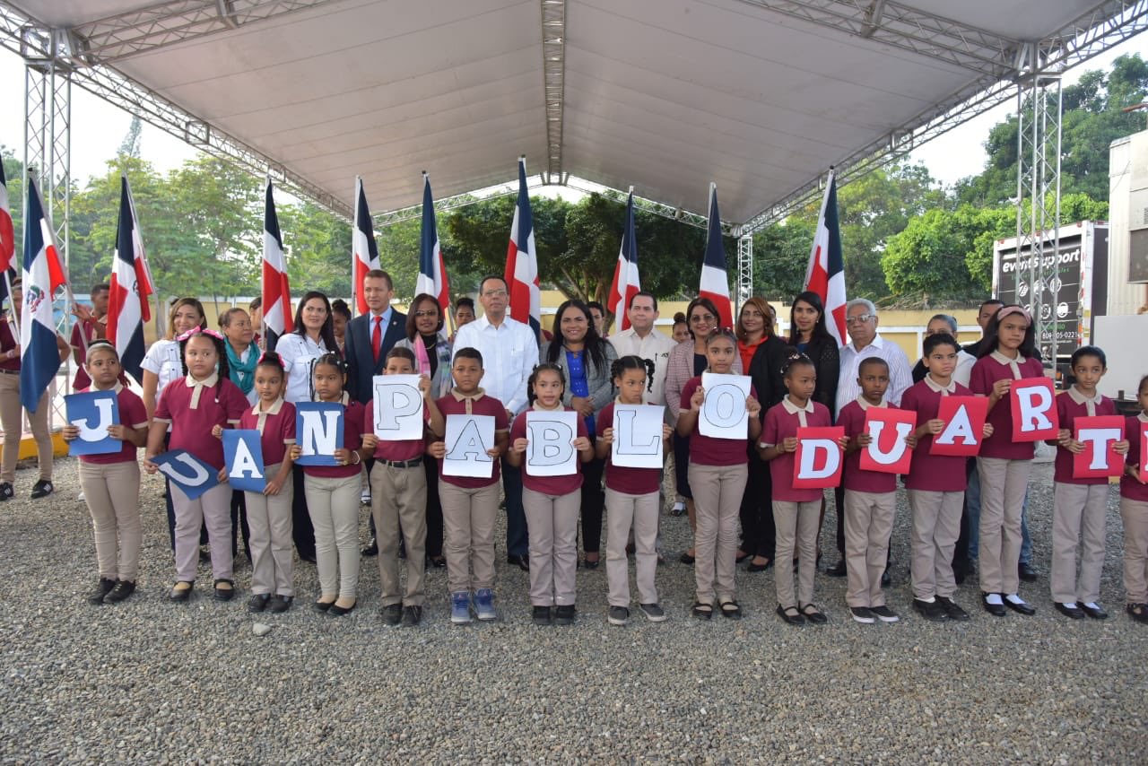  imagen Ministro Pe&ntilde;a Mirabal visita centro educativo junto a la directora del distrito educativo 07. 