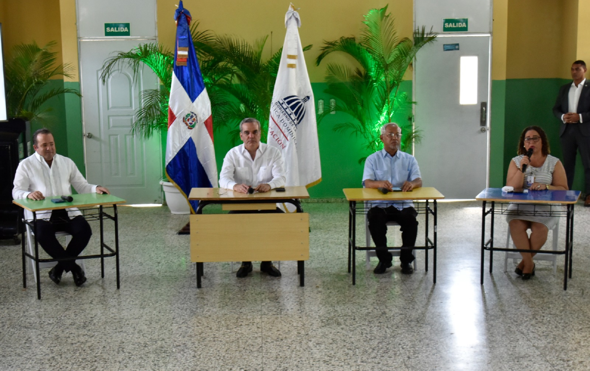  imagen Presidente de la Rep&uacute;blica Dominicana, Luis Abinader y ministro de Educaci&oacute;n, &Aacute;ngel Hern&aacute;ndez, encabezaron este martes el lanzamiento del Bono Escolar. 