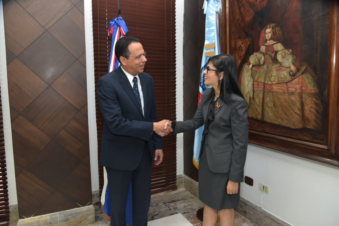  imagen Ministro Antonio Pe&ntilde;a Mirabal junto a la magistrada Olga Din&aacute; Llaver&iacute;as estrechan sus manos. 