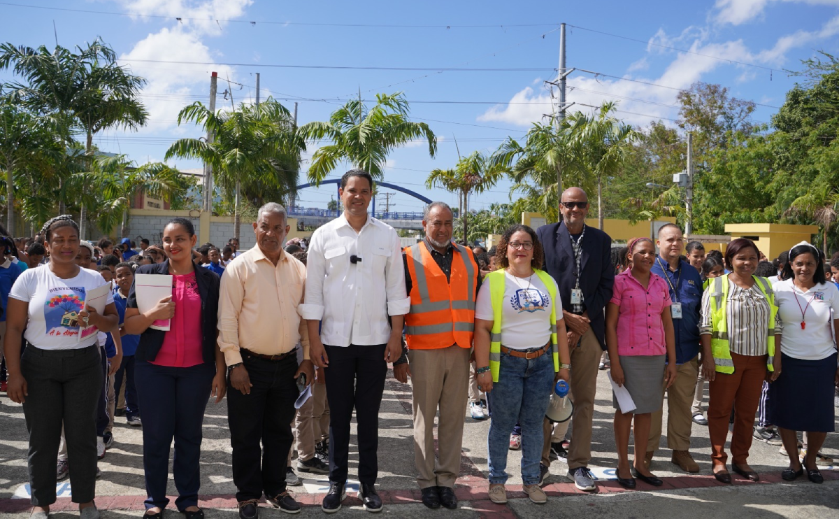  imagen Estudiantes del sistema educativo dominicano en fila son orientados durante su participaci&oacute;n en el Primer Simulacro Nacional Escolar de Evacuaci&oacute;n por Terremoto 2023. 
