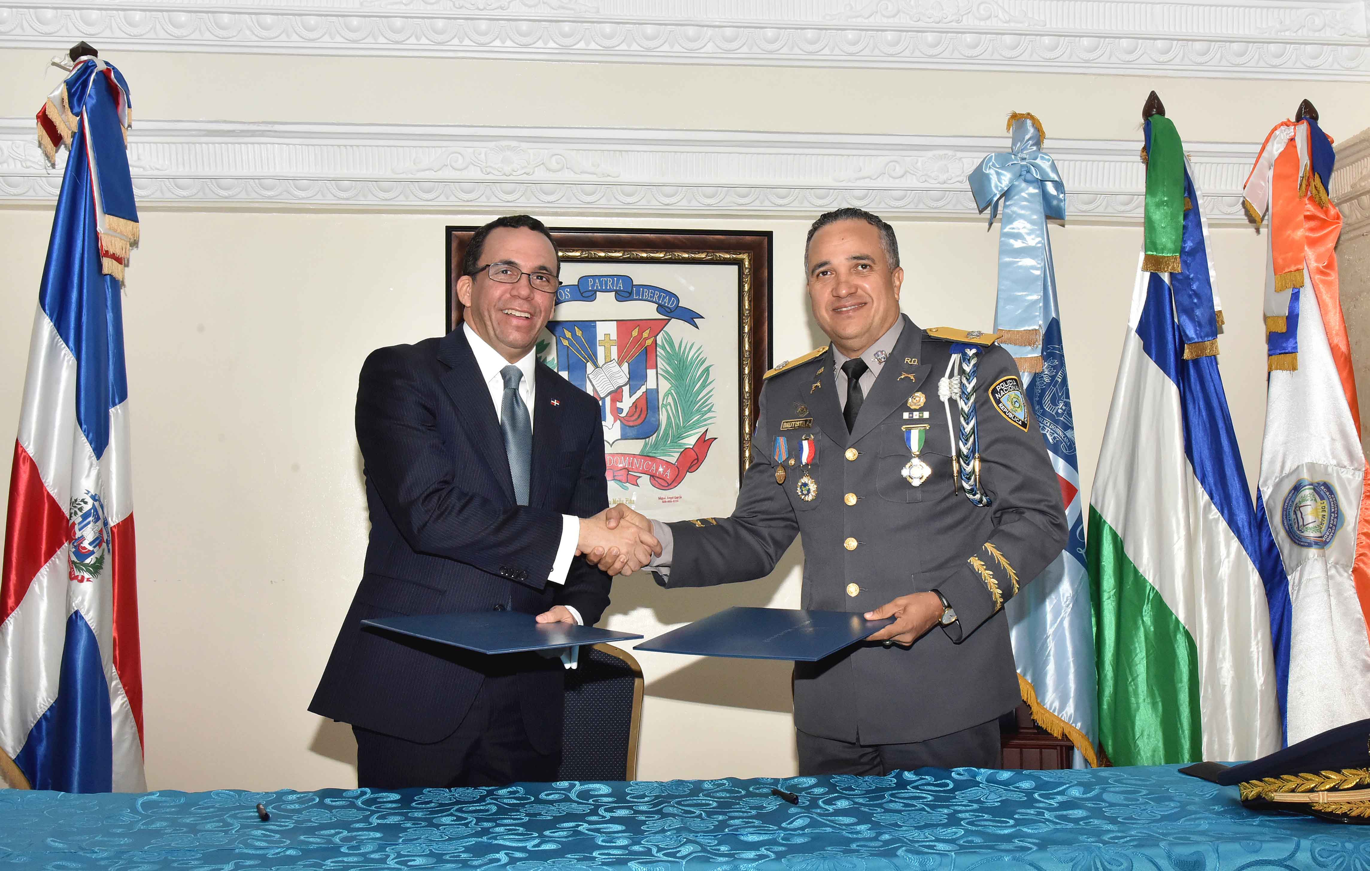  imagen Ministro Andr&eacute;s Navarro d&aacute;ndose la mano con el Director General de la Polic&iacute;a Nacional luego de firma de acuerdo Interinstitucional&nbsp; 