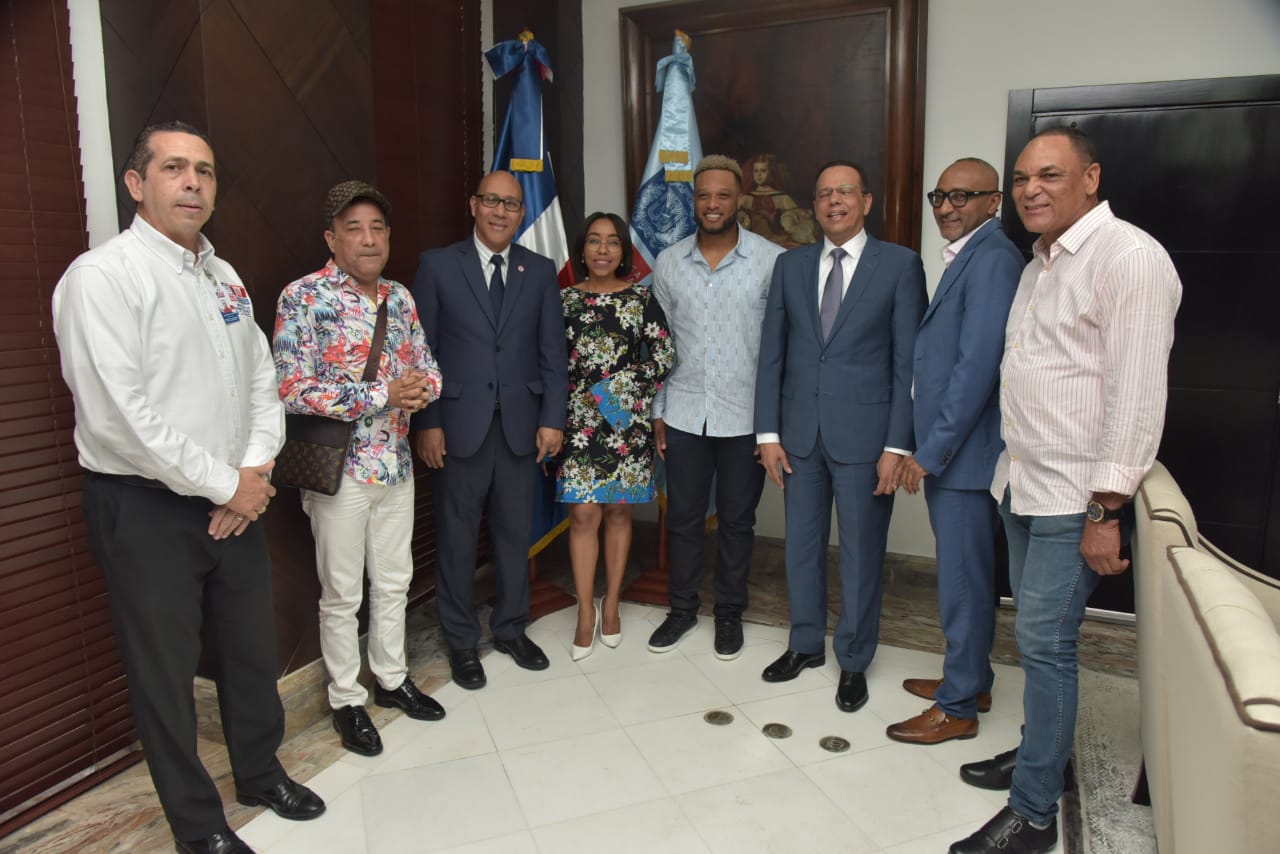  imagen Jugador de Grandes Ligas Robinson Can&oacute; en su visia al despacho del Ministro Antonio Pe&ntilde;a Mirabal. 