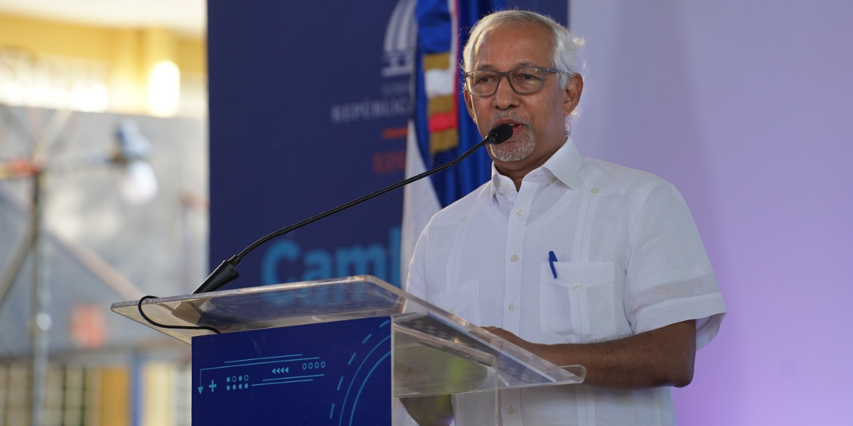  imagen Presidente de la Rep&uacute;blica, Luis Abinader Corona, y el ministro de Educaci&oacute;n, &Aacute;ngel Hern&aacute;ndez 