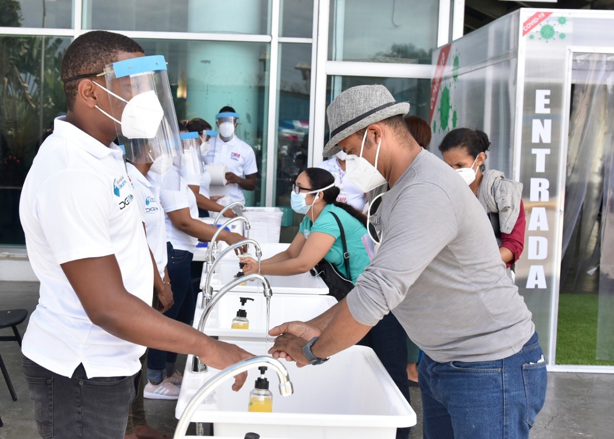  imagen Personal del MINERD durante la entrega de computadoras 