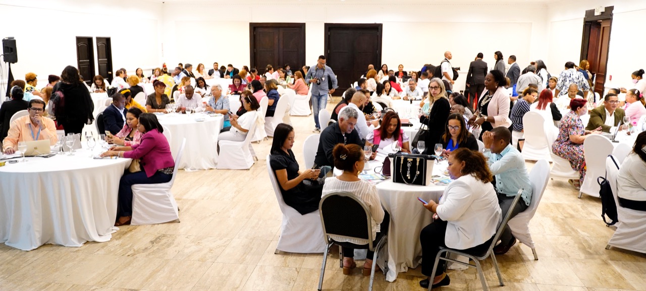  imagen Viceministra de Asuntos T&eacute;cnicos y Pedag&oacute;gicos, Ancel Scheker Mendoza, habla a los presentes. 