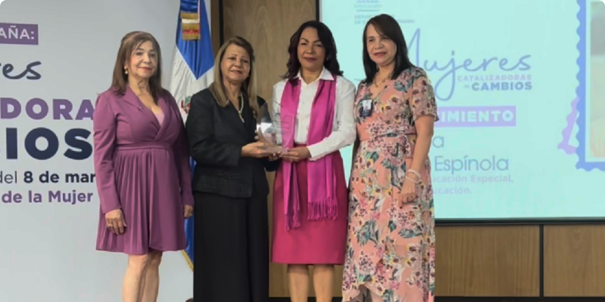  imagen &nbsp;directora de Educaci&oacute;n Especial, Luc&iacute;a V&aacute;squez Esp&iacute;nola junto a demas mujeres&nbsp; 