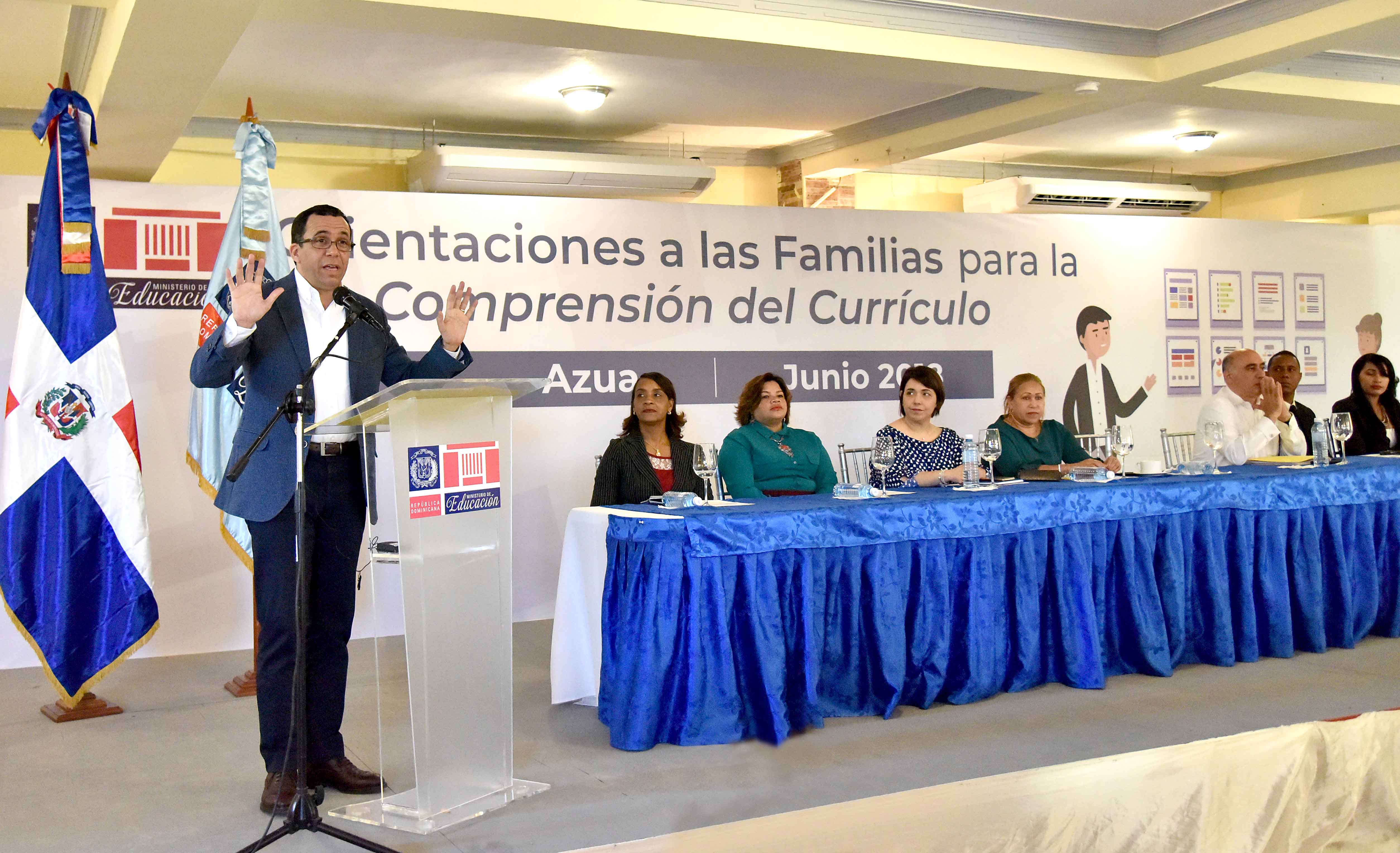  imagen Ministro Andr&eacute;s Navarro desde podium se dirige a las familias de la comunidad educativa de Azua. 