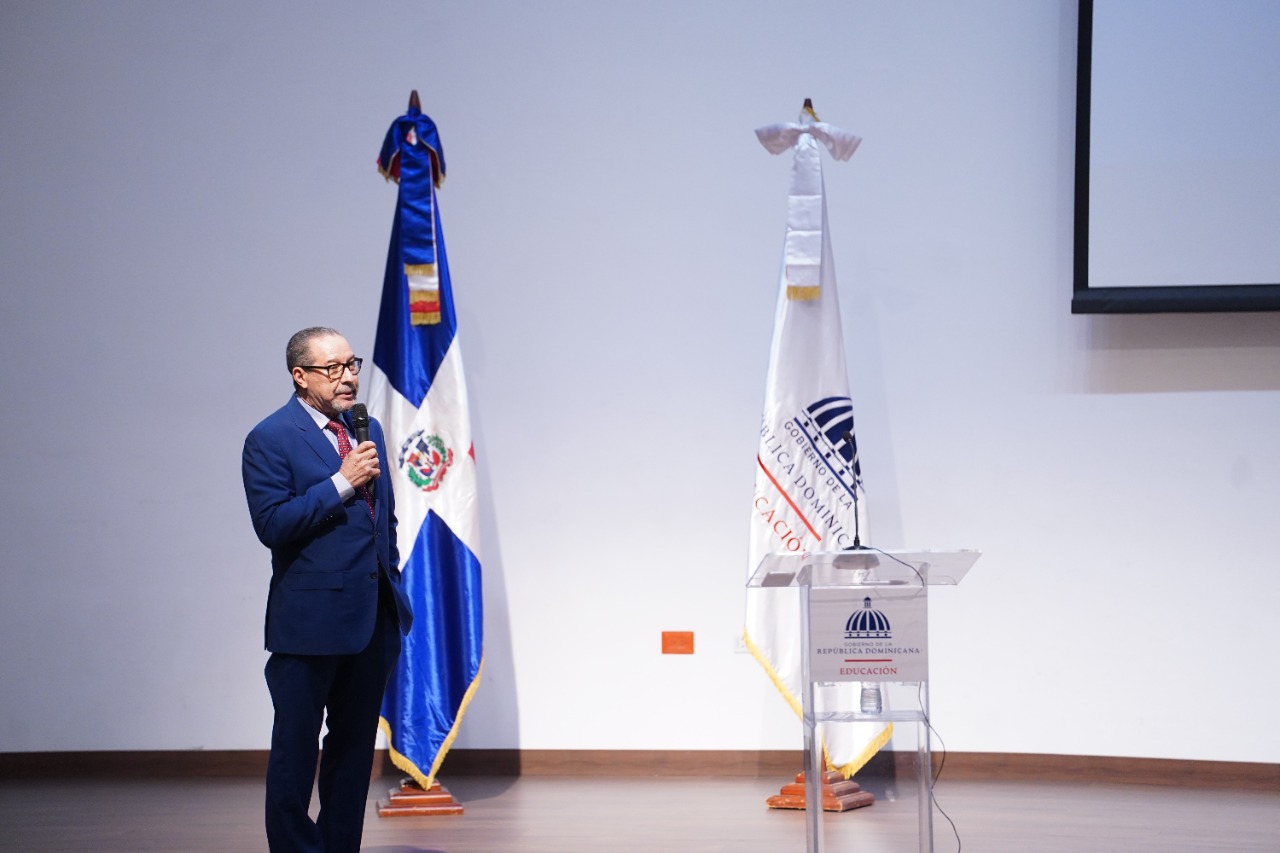  imagen Viceministra de Educaci&oacute;n de Asuntos T&eacute;cnicos y Pedag&oacute;gicos, Ancell Scheker, junto a estudiante y otras autoridades. 