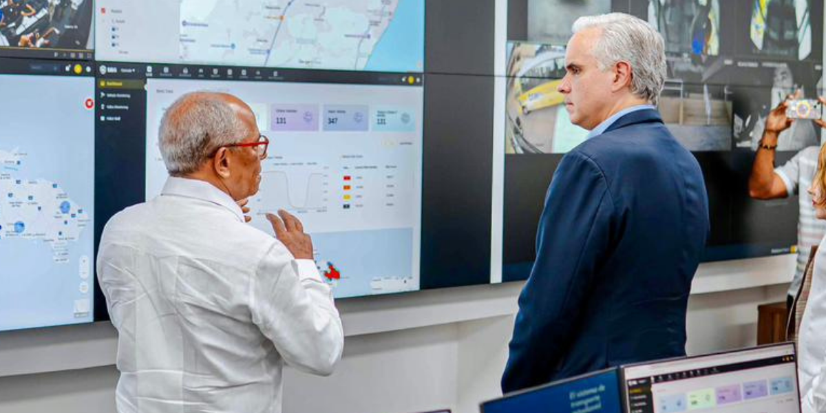  imagen Ministro De Camps, junto a otros personalidades durante su visita al centro. 