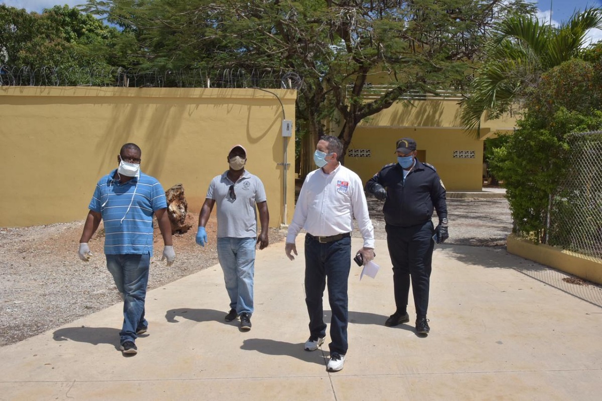  imagen Miembros de la Asociaci&oacute;n de Padres, Madres y Amigos de la Escuela (APMAE) 