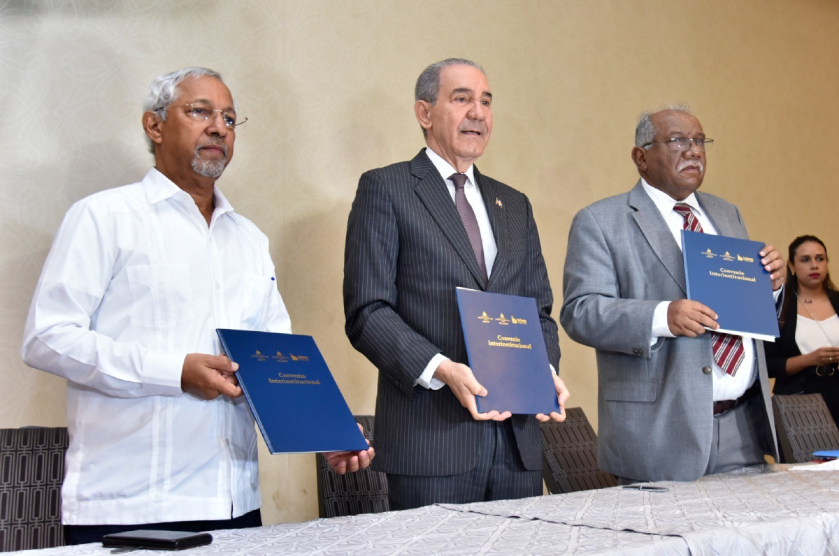  imagen Ministro de Educaci&oacute;n, &Aacute;ngel Hern&aacute;ndez, el titular de la Mescyt, Franklin Garc&iacute;a Ferm&iacute;n; y el director ejecutivo del Inafocam, Francisco Ram&iacute;rez, firman convenio para fortalecer la formaci&oacute;n de los docentes. 
