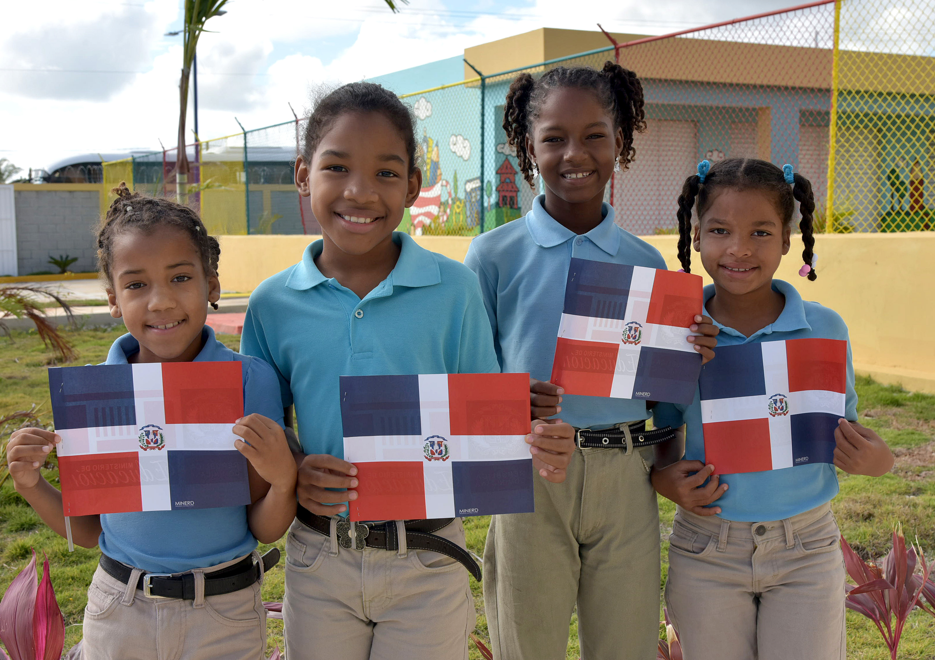  imagen Presidente Danilo Medina de pie cortando cinta acompa&ntilde;ado del ministro Antonio Pe&ntilde;a Mirabal y demas autoridades educativas&nbsp; 