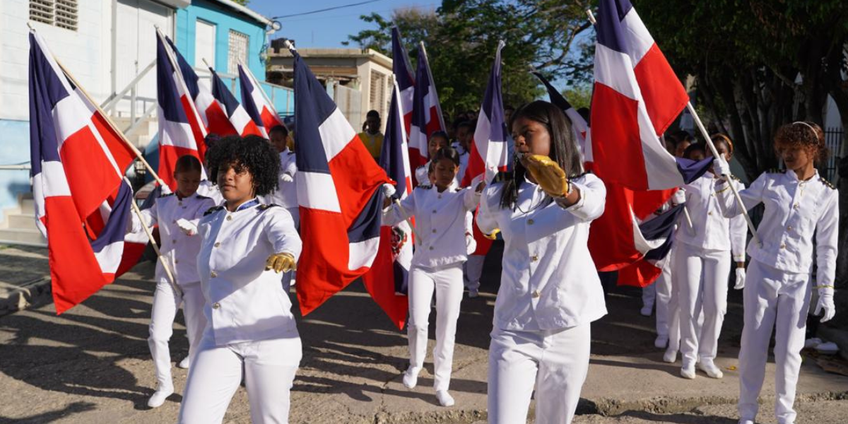  imagen Fotos de estudiantes izando la bandera dominicana&nbsp; 