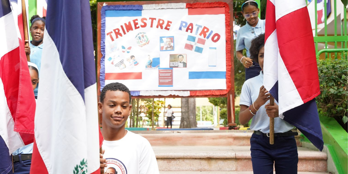  imagen Fotos de estudiantes izando la bandera dominicana&nbsp; 