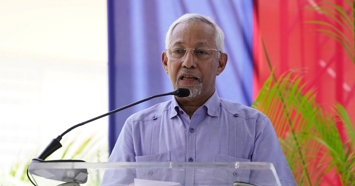  imagen Ministro de&nbsp;Educaci&oacute;n junto a Minisitro de Salud P&uacute;blica&nbsp;sentados en mesa junto a entidades&nbsp;dem&aacute;s 