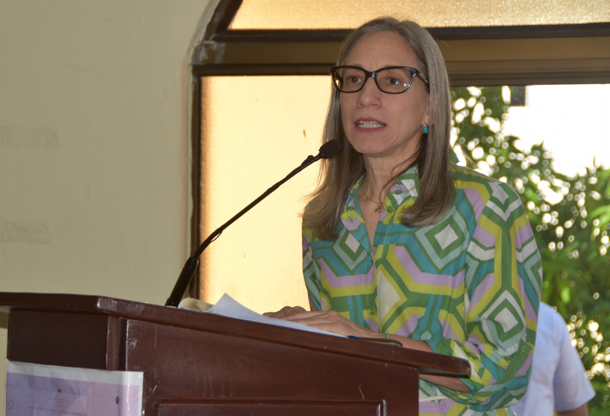  imagen Viceministra Ancel Scheker junto a otras autoridades durante acto. 