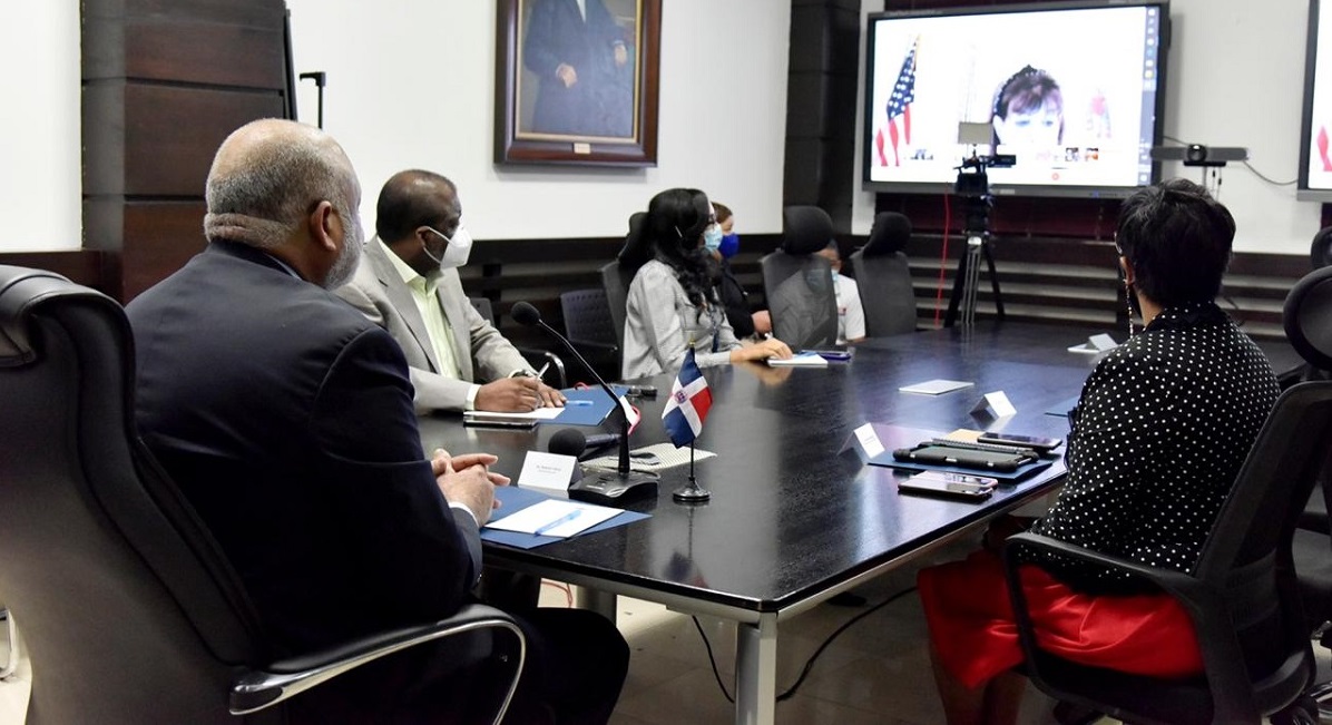  imagen El ministro de Educaci&oacute;n Roberto Fulcar se reuni&oacute; este jueves con la embajadora de los Estados Unidos, Robin Berstein. En el encuentro virtual trataron temas relativos al inicio del a&ntilde;o escolar 2020-2021 el pr&oacute;ximo 2 de noviembre, y al plan &ldquo;Educaci&oacute;n para Todos Preservando la Salud&rdquo;.
&nbsp; 