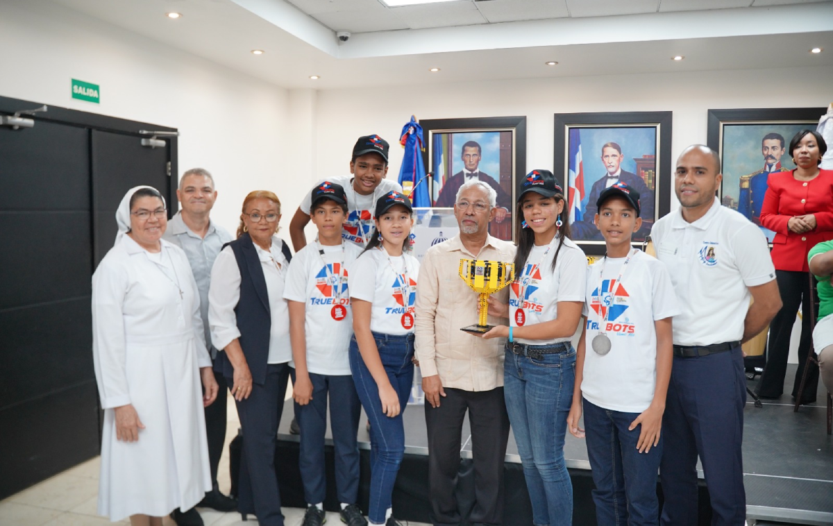  imagen Ministro de Educaci&oacute;n, &Aacute;ngel Hern&aacute;ndez comparte con estudiantes que participaron en la competencia internacional First Lego League (FLL). 