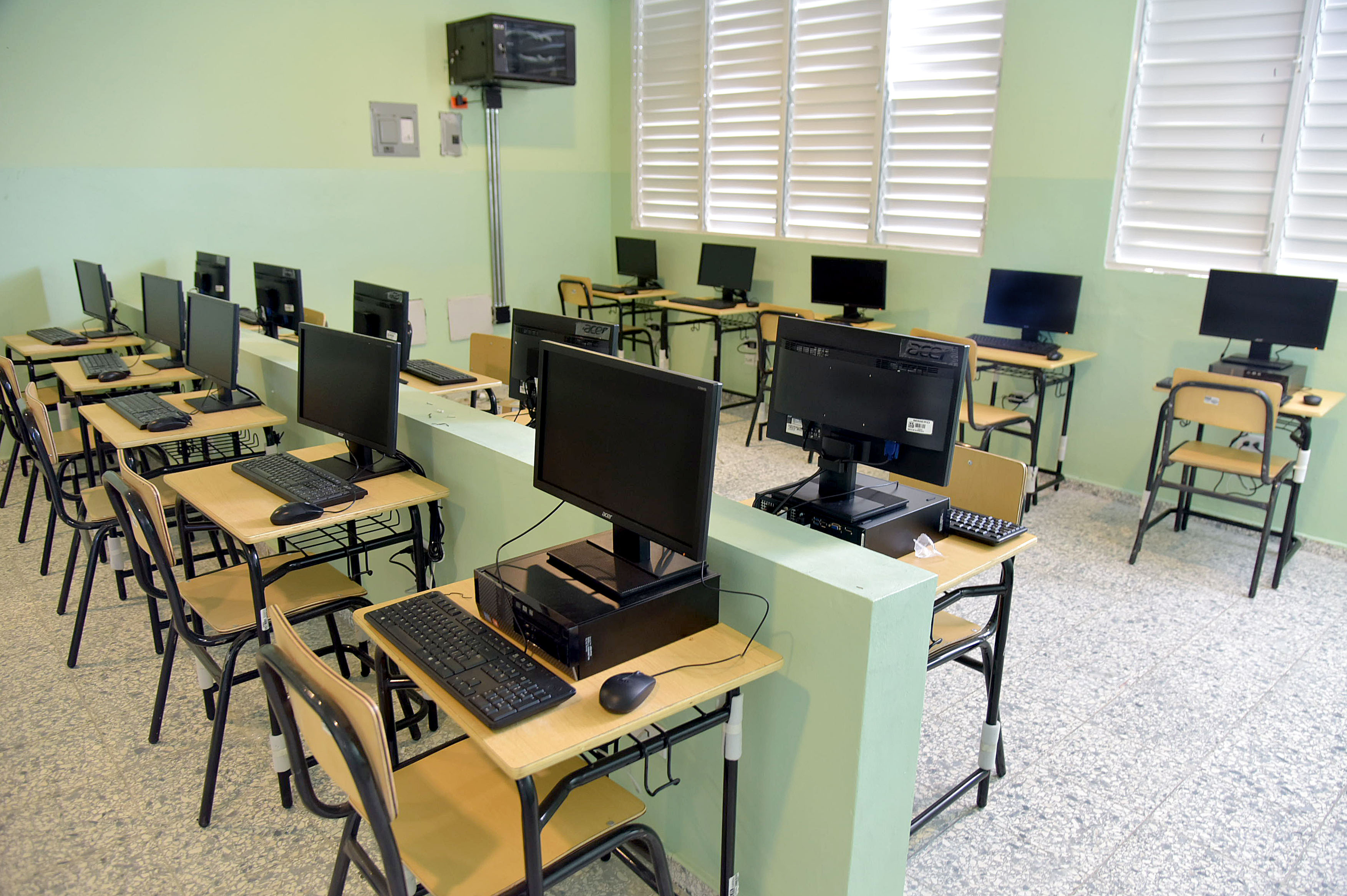  imagen Presidente Danilo Medina de pie cortando cinta acompa&ntilde;ado del ministro Antonio Pe&ntilde;a Mirabal y demas autoridades educativas&nbsp; 