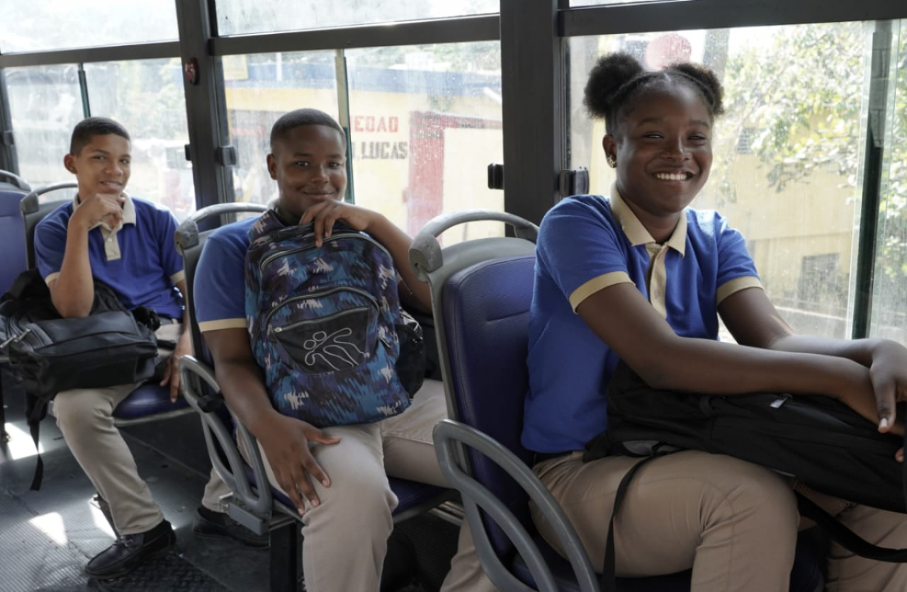  imagen Estudiantes utilizando el servicio del Sistema Nacional de Transporte Estudiantil&nbsp;&nbsp; 