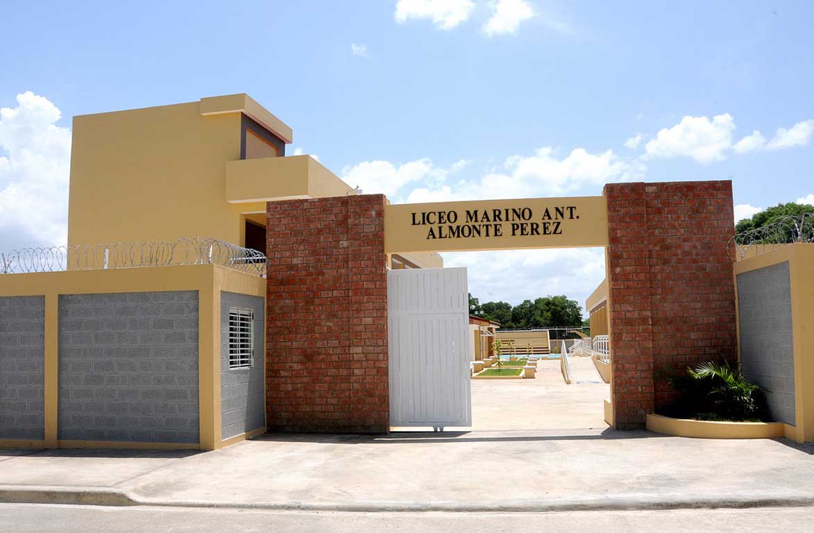  imagen Frente del plantel escolar, Liceo Marino Antonio Almonte P&eacute;rez. 