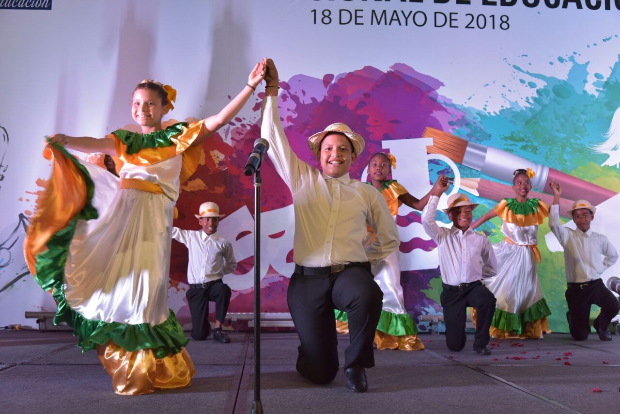  imagen Estudiantes de Educaci&oacute;n Art&iacute;stica bailando Mangulina en tarima 