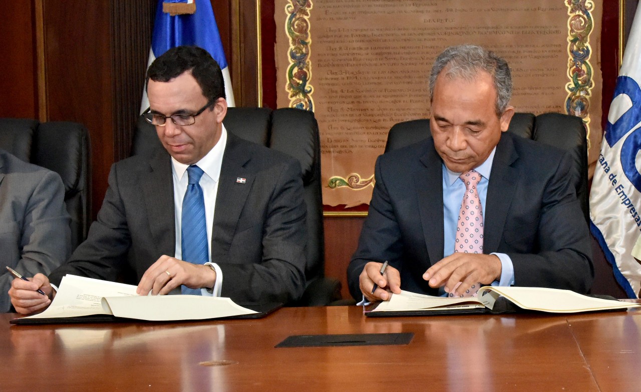  imagen Ministro Andres Navarro y Ruben Bichara sentados firmando acuerdo de cogestion&nbsp; 
