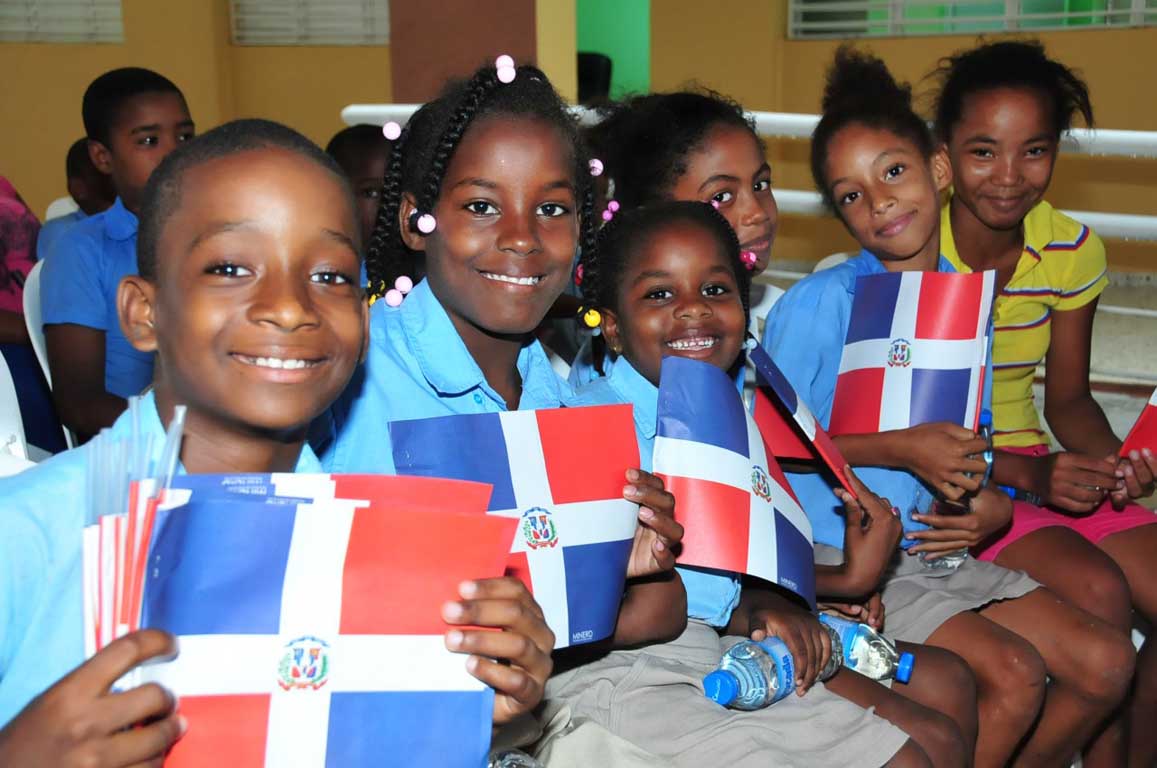  imagen Presidente Medina inaugura un Liceo de 28 aulas y una Estancia Infantil en Boca Chica 