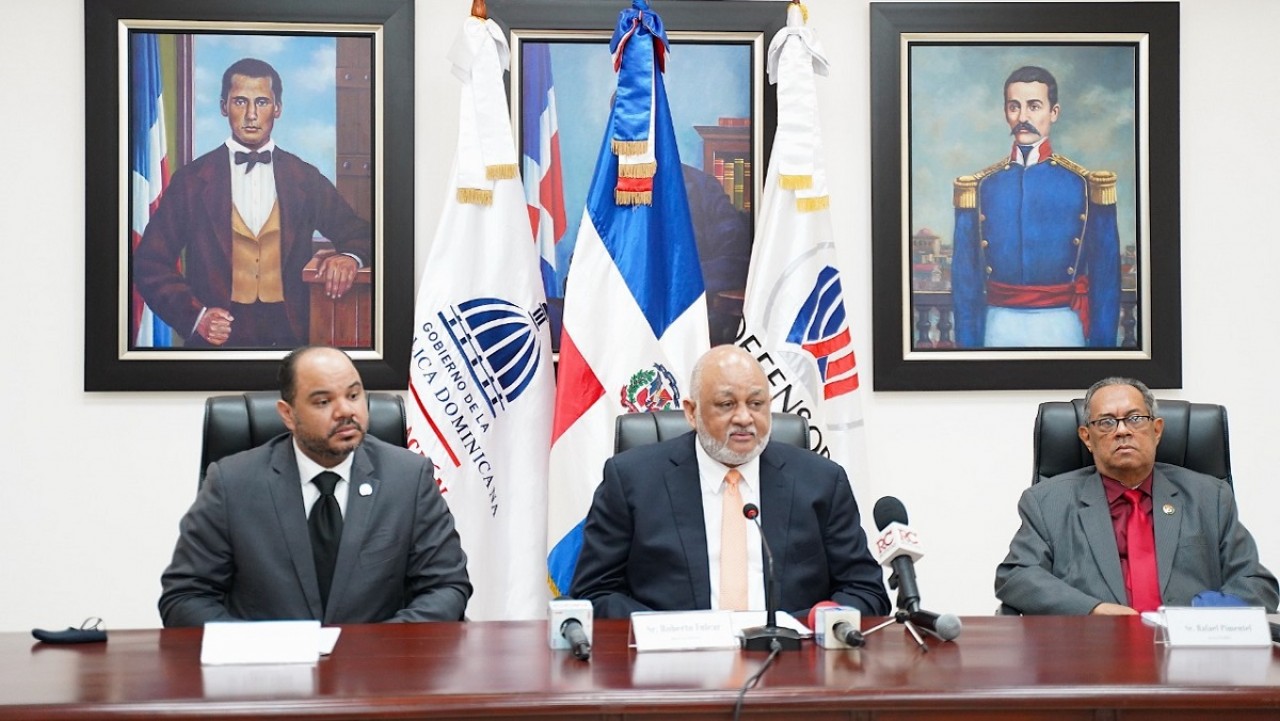  imagen El Ministerio de Educaci&oacute;n Roberto Fulcar junto al director general ejecutivo del INABIMA, Rafael Pimentel Pimentel; Pablo Ulloa, defensor del Pueblo, as&iacute; como representantes de las asociaciones que agrupan a maestros jubilados y pensionados.
&nbsp; 