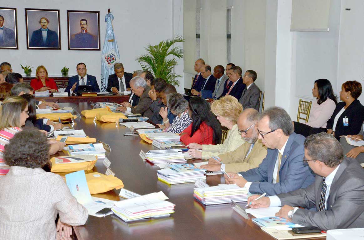  imagen Ministro Andr&eacute;s Navarro a la mesa junto a los integrantes del&nbsp;Consejo Nacional de Educaci&oacute;n (CNE). 