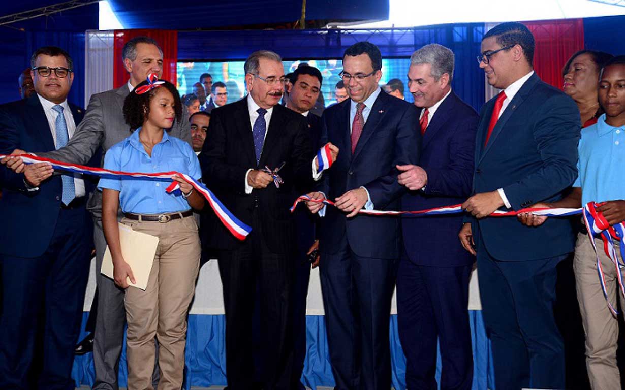  imagen Presidente Danilo Medina junto a Ministro Andr&eacute;s Navarro&nbsp;y&nbsp;otras personalidades corta cinta en acto de inauguraci&oacute;n. 