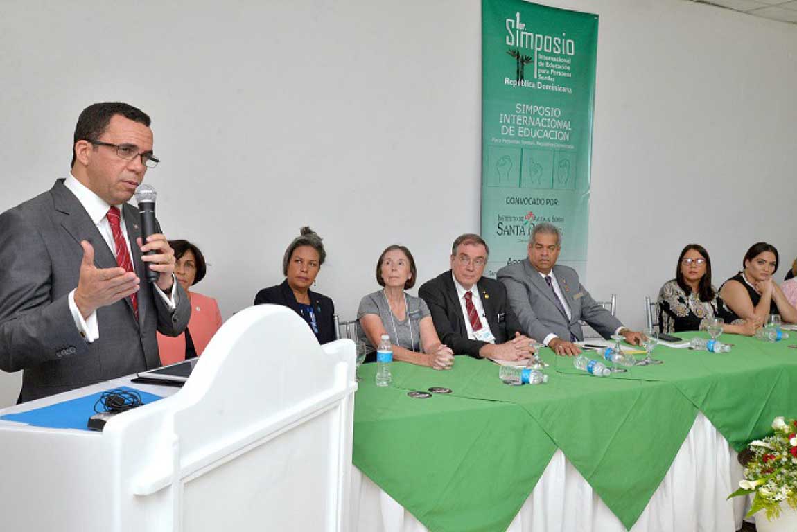  imagen Ministro Andr&eacute;s Navarro durante su oratoria en el Primer Simposio Internacional de Educaci&oacute;n para Personas Sordas. 