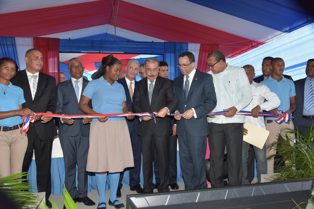  imagen Presidente Danilo Medina cortando la cinta junto al Ministro Andr&eacute;s Navarro y dem&aacute;s autoridades dejando inaugurado nuevo liceo en Tama&ntilde;o&nbsp; 