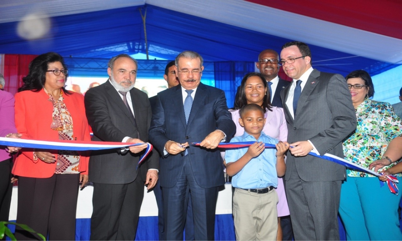  imagen Presidente Danilo Medina corta cinta en acto de inauguraci&oacute;n del&nbsp;centro educativo Francisco del Rosario S&aacute;nchez. Le acompa&ntilde;an, a su izquierda, el Ministro Andr&eacute;s Navarro , a su derecha&nbsp;Francisco Pag&aacute;n y&nbsp;Cristina Lizardo, entre otros representantes. 