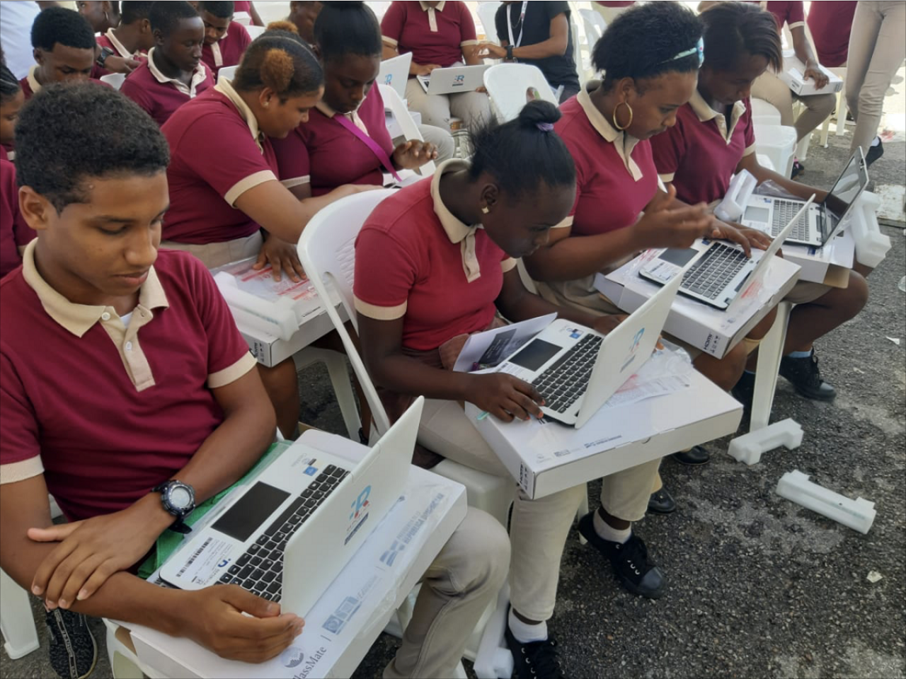  imagen Estudiantes con las computadoras entregadas. 