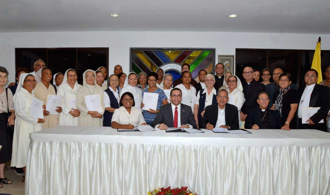  imagen Fotograf&iacute;a tomada durante la firma de convenios. 