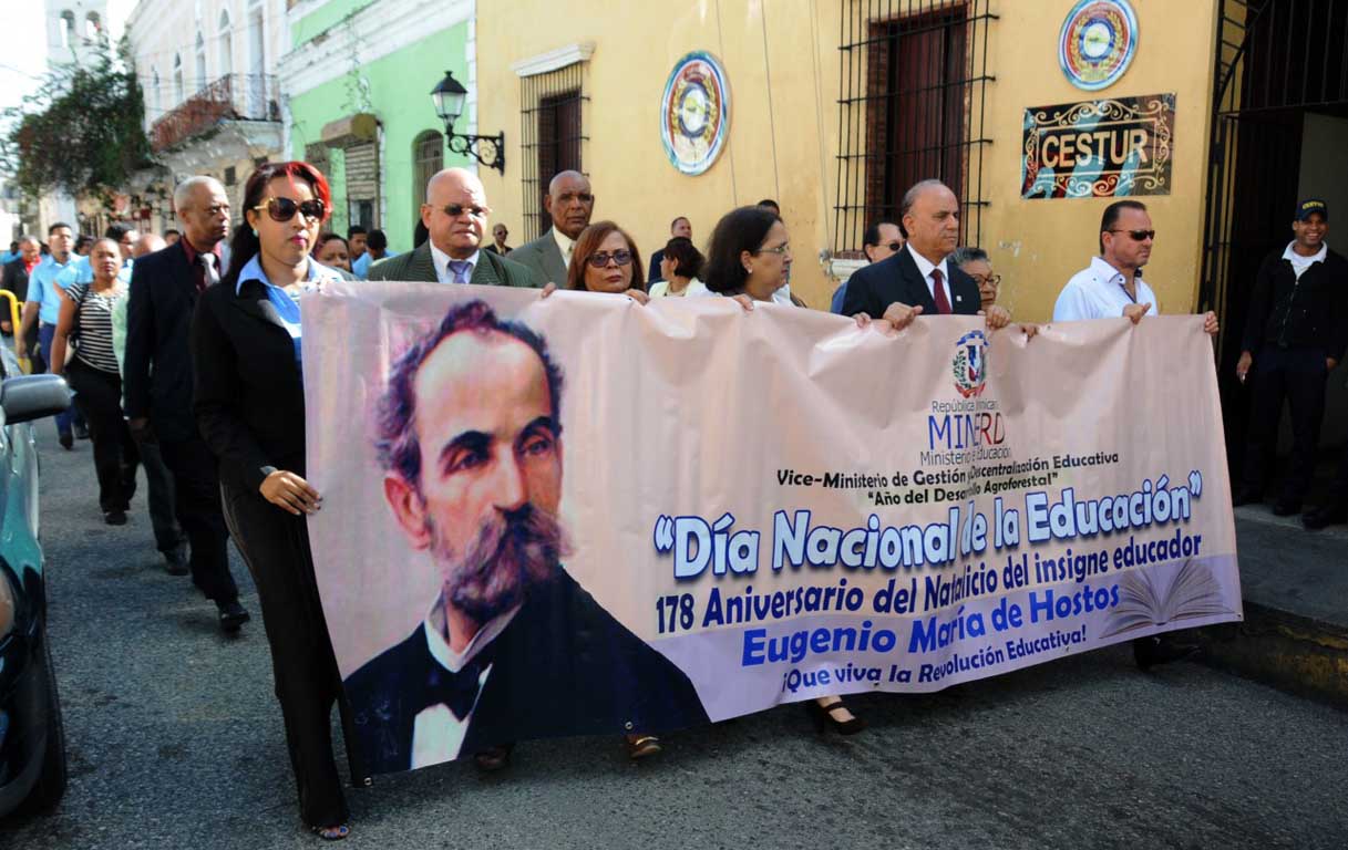  imagen Autoridades durante la marcha por la Zona Colonial. 