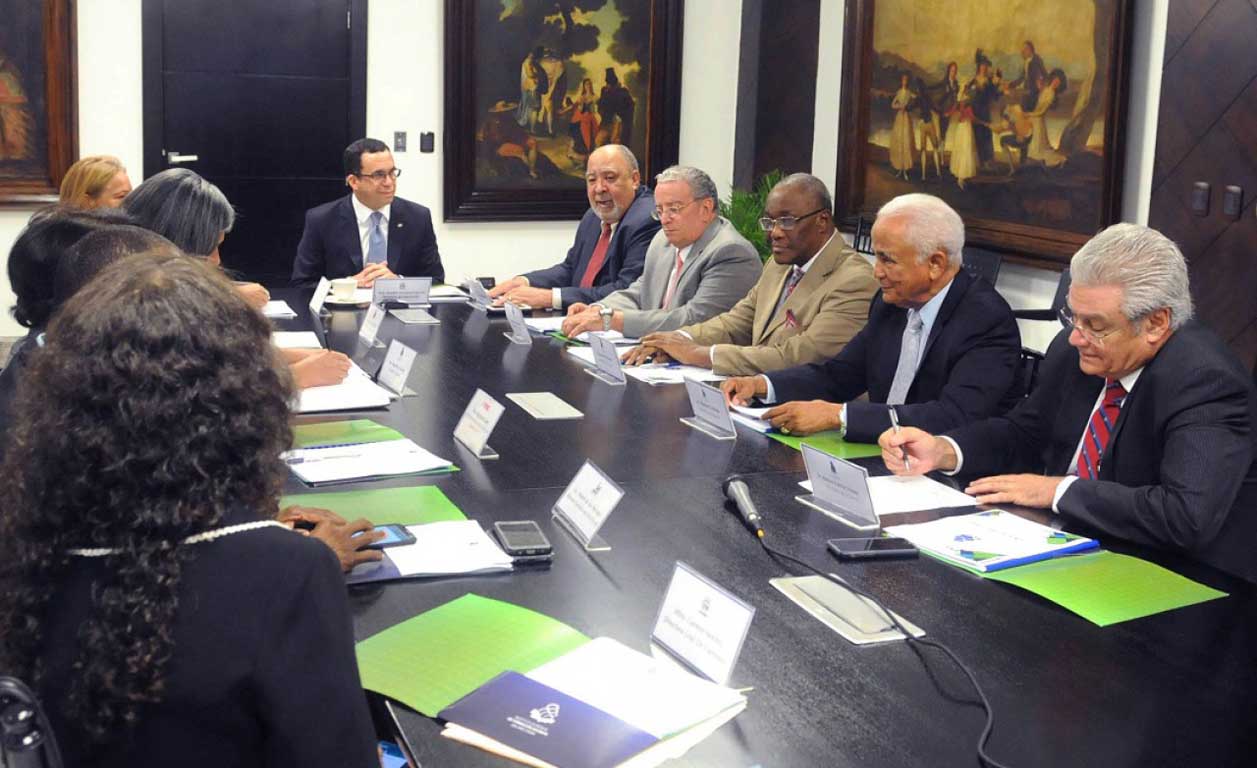  imagen Ministro Andr&eacute;s Navarro reunido junto a los integrantes de la Junta de Directores del Instituto Superior de Formaci&oacute;n Docente Salom&eacute; Ure&ntilde;a (ISFODOSU). 