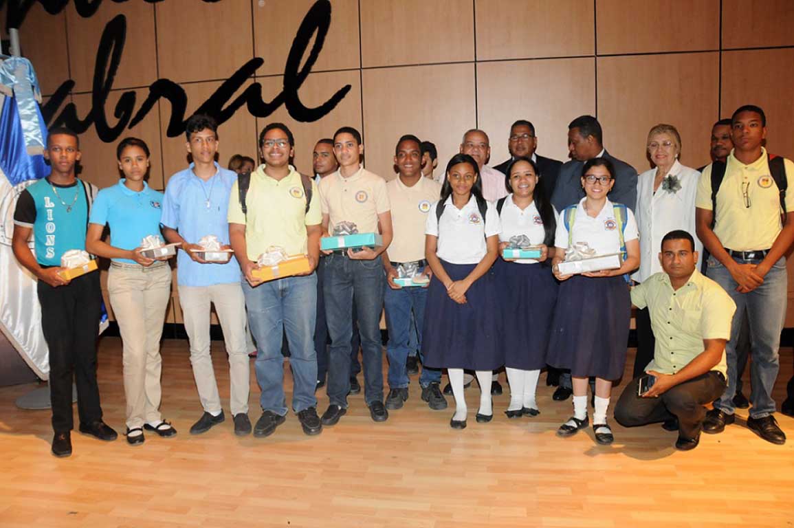  imagen Fotograf&iacute;a Participantes sosteniendo sus presentes. 