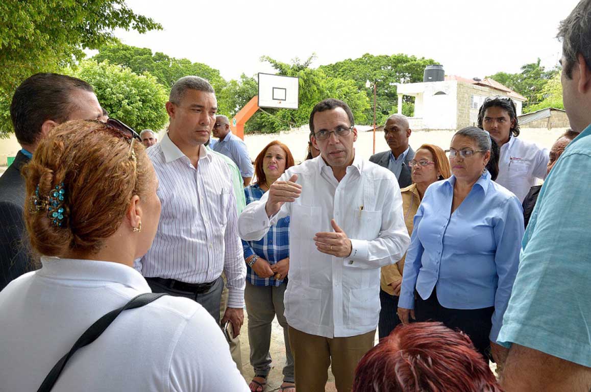  imagen Ministro Andr&eacute;s Navarro durante uno de sus recorridos. 