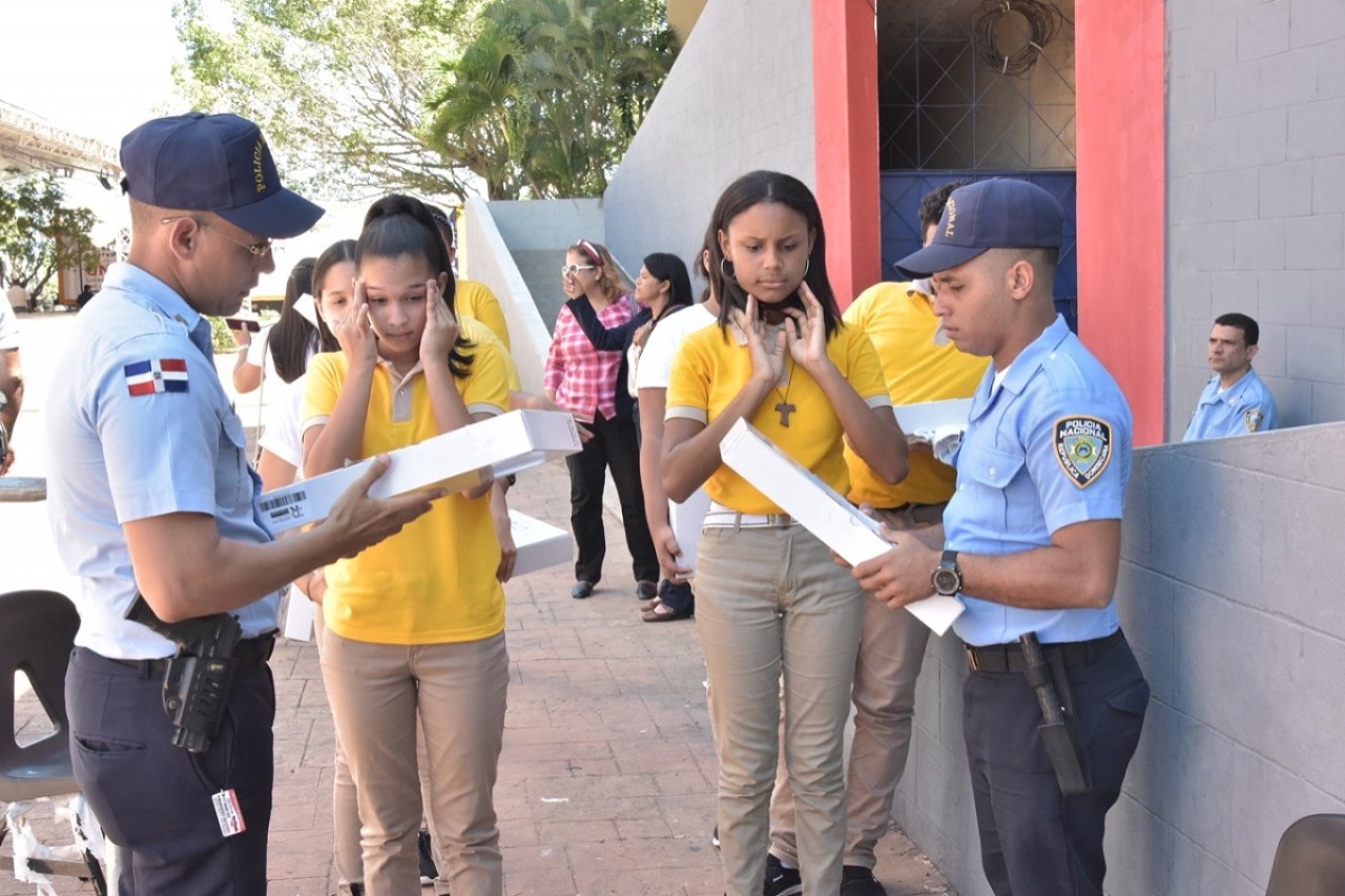  imagen Estudiantes conversan con policia escolar 
