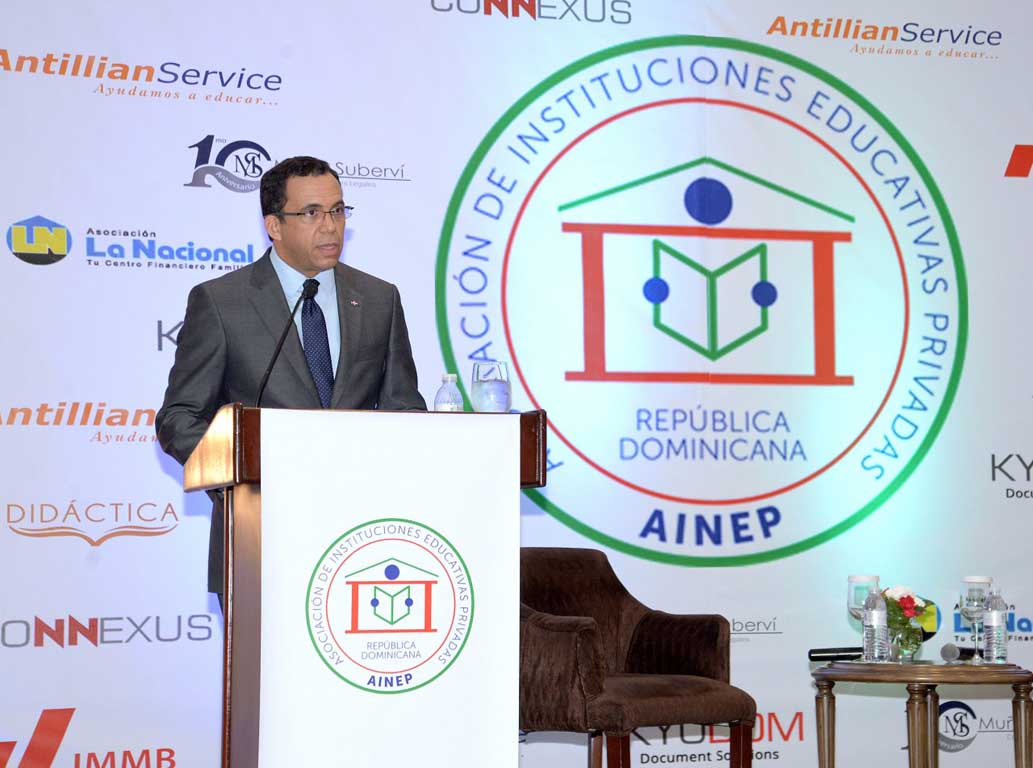  imagen Ministro Andr&eacute;s Navarro mientras se dirige a la audiencia. 