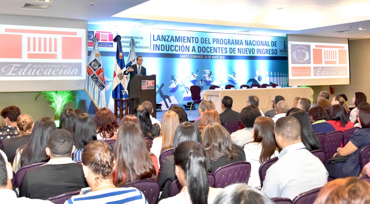  imagen Ministro Andr&eacute;s Navarro desde podium se dirige a comunidad docente en el lanzamiento del Programa de Inducci&oacute;n para Docentes de Nuevo de Nuevo Ingreso&nbsp; 