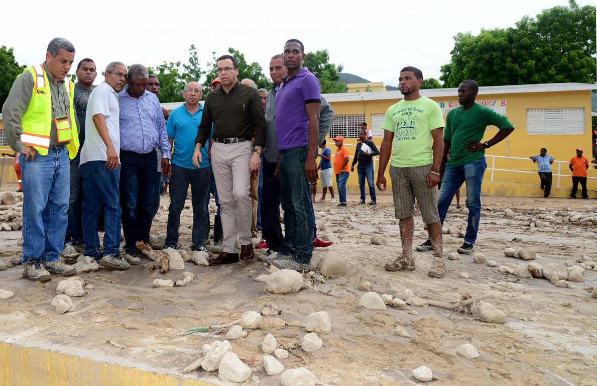  imagen Andrés Navarro supervisa escuela afectada por inundaciones por aguaceros caídos en comunidad de Las Clavellina en Barohuco 