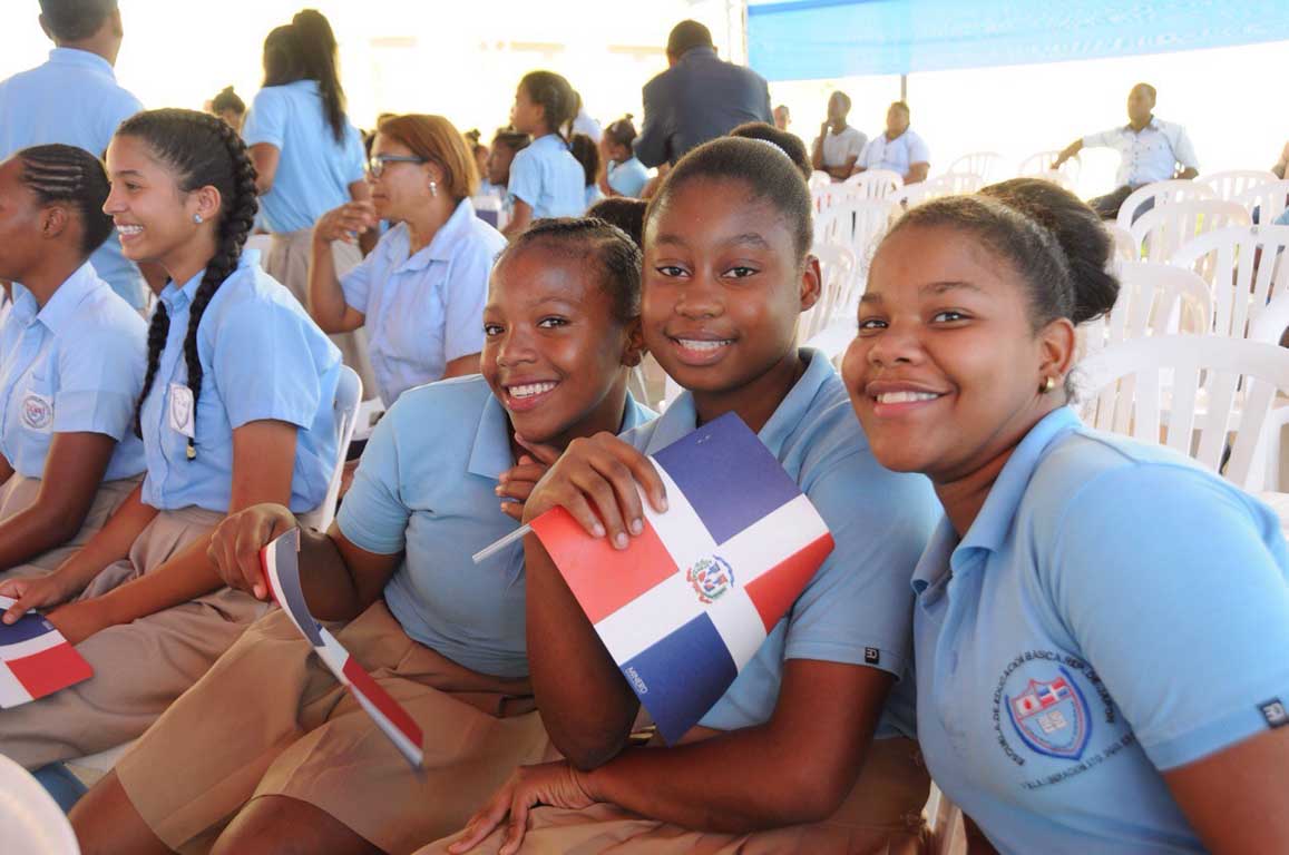  imagen Tres estudiantes uniformadas sonrientes. 
