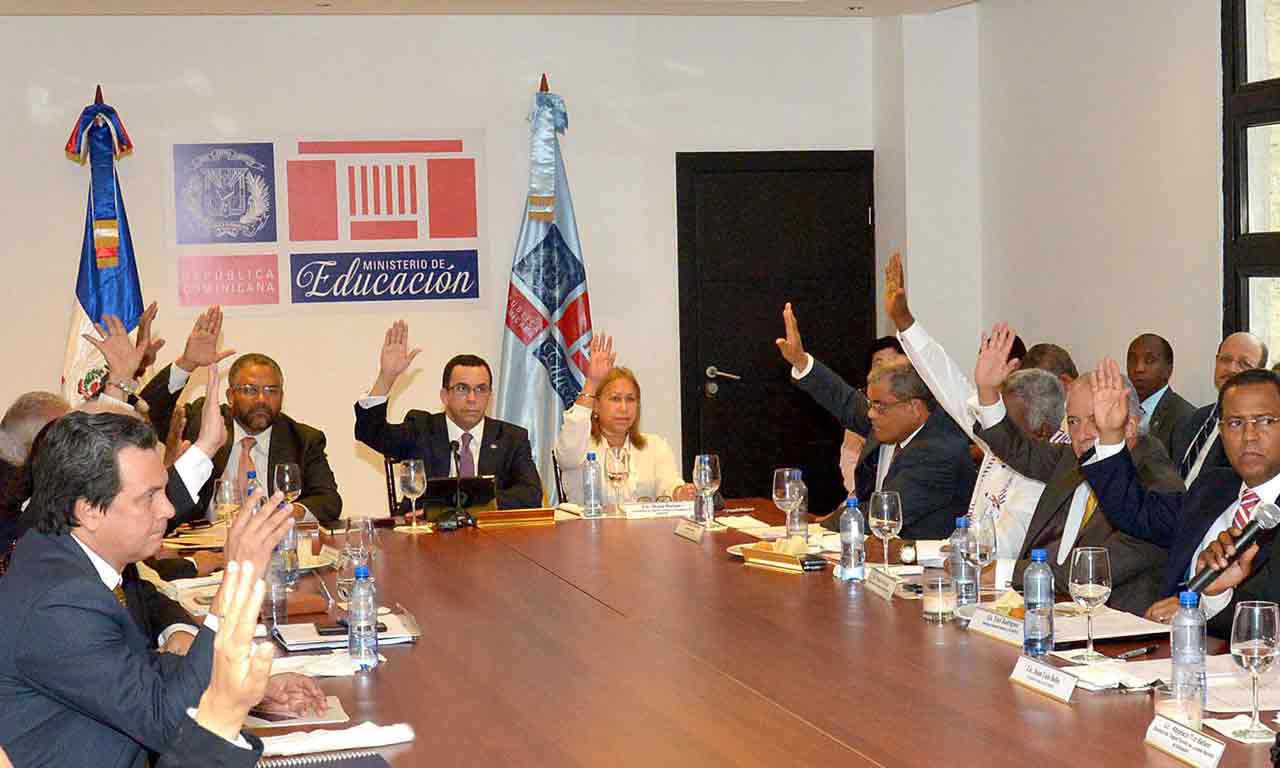  imagen Ministro Andr&eacute;s Navarro junto a Miembros del Consejo Nacional de Educaci&oacute;n, todos con sus manos derechas levantadas.
&nbsp; 