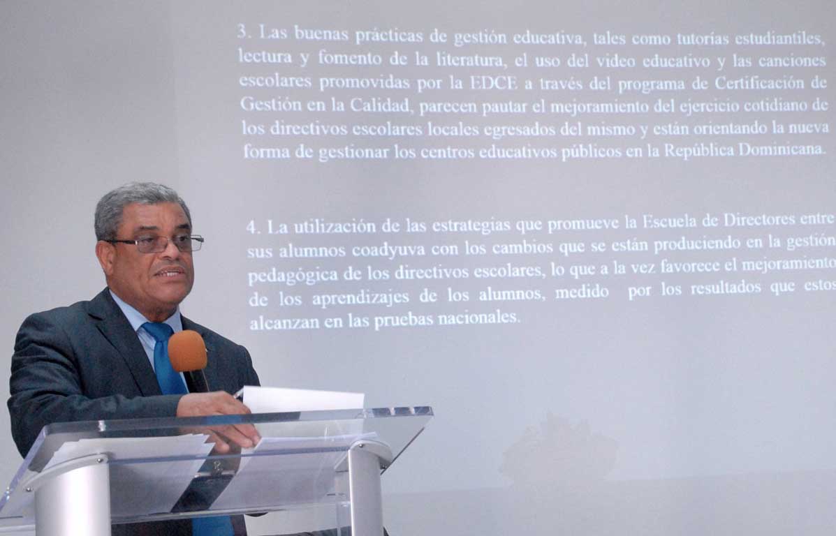  imagen Viceministro de Supervisi&oacute;n Adalberto Mart&iacute;nez durante charla. 