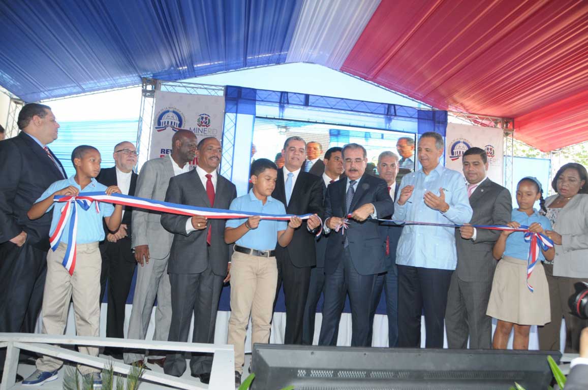  imagen Presidente Medina entrega seis escuelas a cuatro provincias de la región Sur 