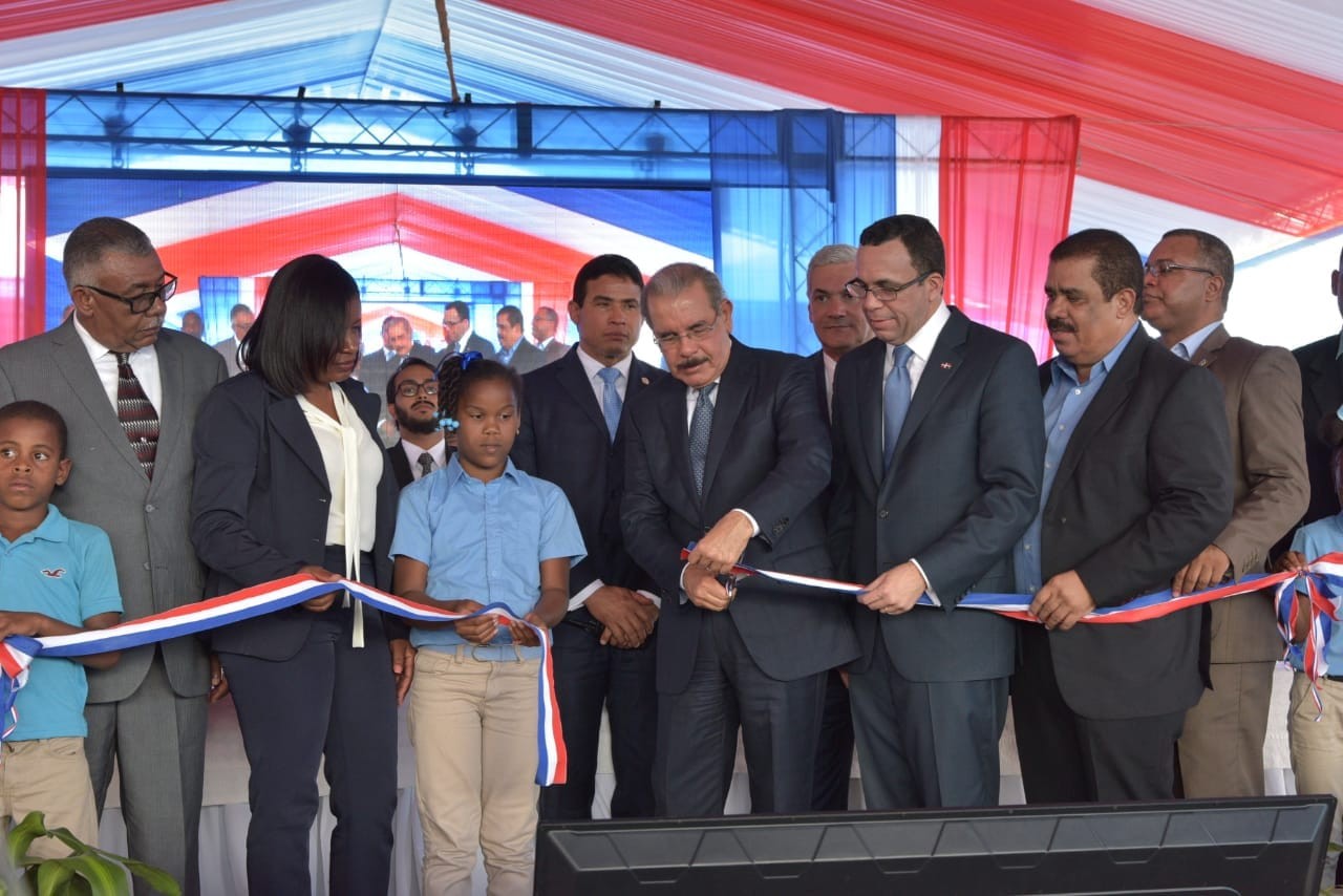  imagen Presidente Danilo Medina de pie cortand cinta junto a Ministros Andr&eacute;s Navarro, Gonzalo Castillo, Senador Adriano S&aacute;nchez Roa y dem&aacute;s autoridades educativas de El&iacute;as Pi&ntilde;a. 