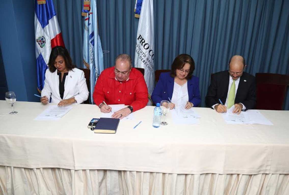  imagen Ren&eacute; J&aacute;quez,&nbsp;Anina del Castillo y&nbsp;Charlie Mariotti, durante firma de acuerdo. 